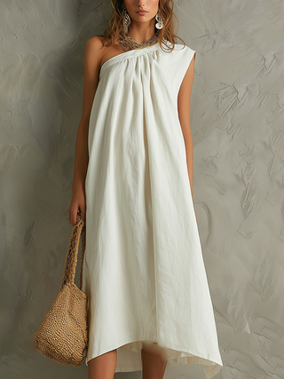 Minimalistické bílé maxi šaty s jedním ramenem a resortním stylem